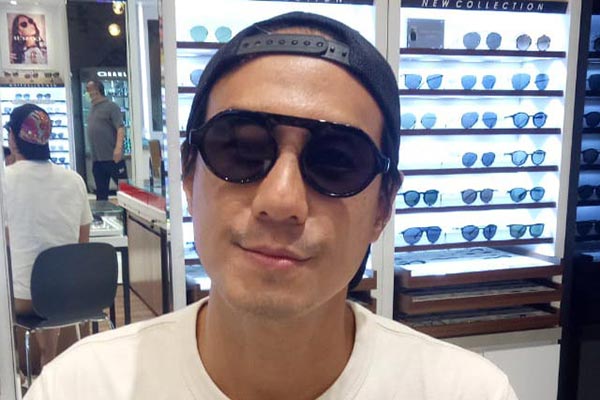 Kacamata dipakai oleh selebriti Daniel Mananta