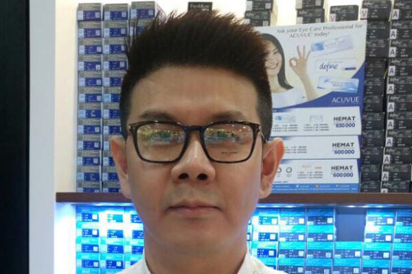 Kacamata dipakai oleh selebriti Danny Satriadi