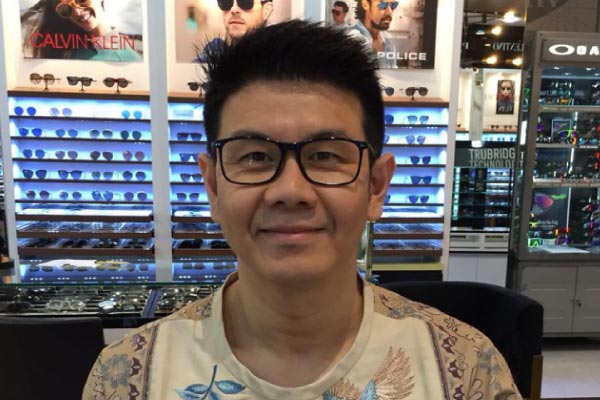 Kacamata dipakai oleh selebriti Danny Satriadi