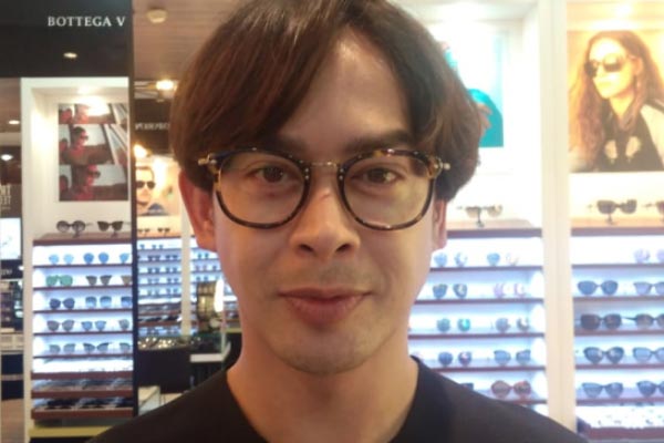 Kacamata dipakai oleh selebriti Dave Hendrik