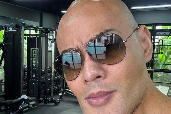 Kacamata dipakai oleh selebriti Deddy Corbuzier