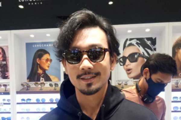 Kacamata dipakai oleh selebriti Denny Sumargo