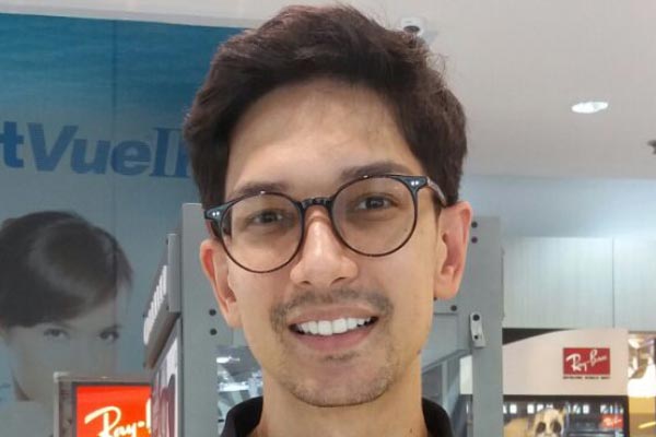 Kacamata dipakai oleh selebriti Dimas Beck