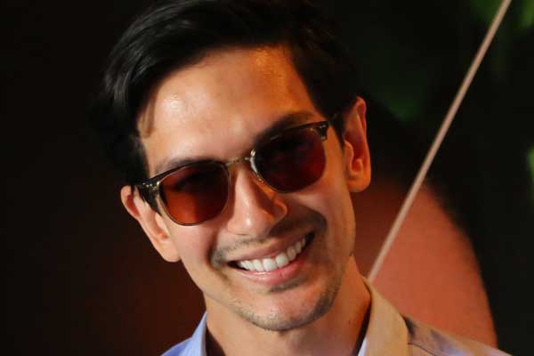 Kacamata dipakai oleh selebriti Dimas Beck