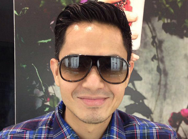 Kacamata dipakai oleh selebriti Dude Harlino