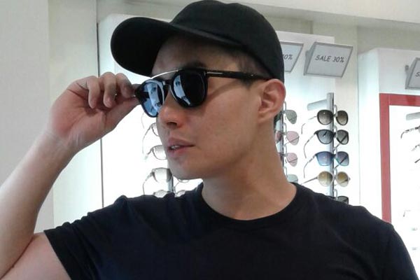 Kacamata dipakai oleh selebriti Edric Tjandra