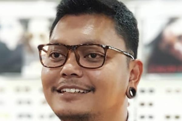 Kacamata dipakai oleh selebriti Ertanto Robby