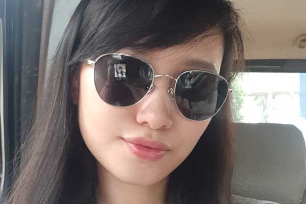 Kacamata dipakai oleh selebriti Evanny Wityo