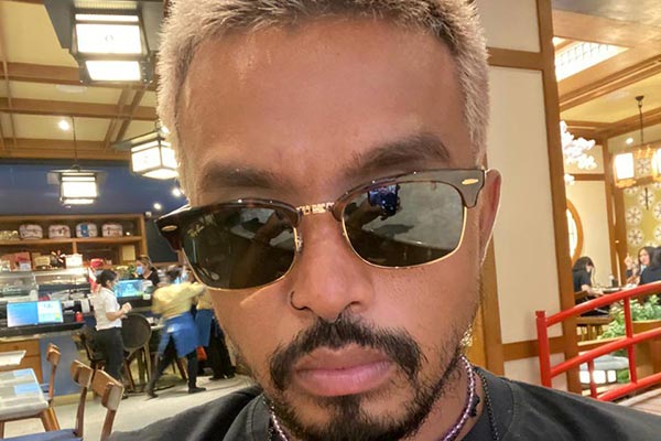 Kacamata dipakai oleh selebriti Febrian