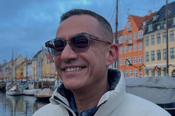 Kacamata dipakai oleh selebriti Ferdy Hasan