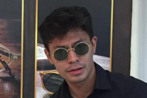 Kacamata dipakai oleh selebriti Fero Walandouw