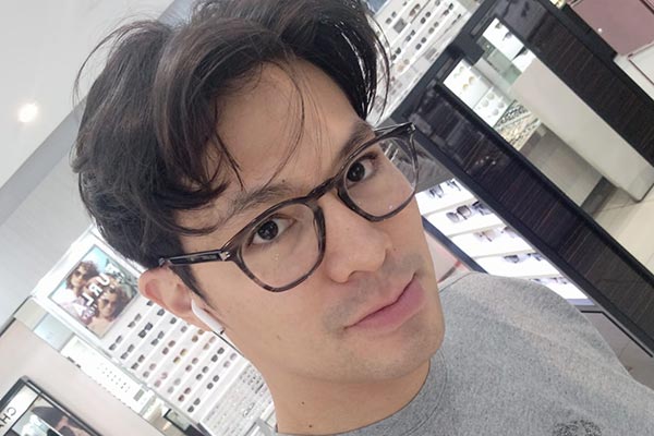 Kacamata dipakai oleh selebriti Fero Walandouw