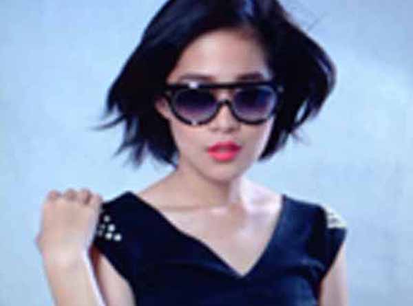 Kacamata dipakai oleh selebriti Gracia Indri