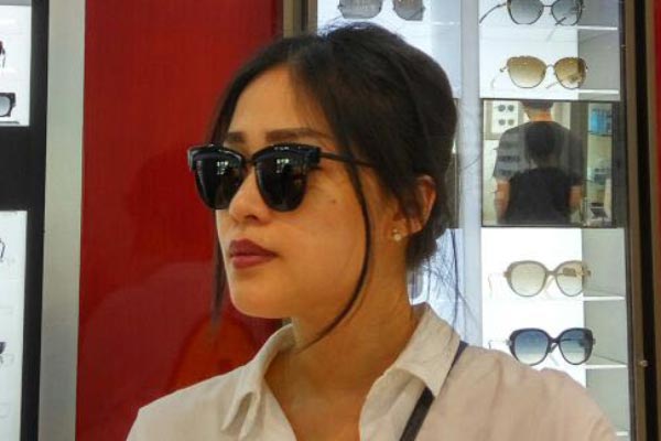 Kacamata dipakai oleh selebriti Gracia Indri