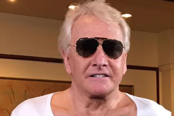 Kacamata dipakai oleh selebriti Graham Russell