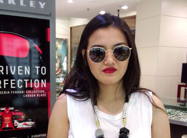Kacamata dipakai oleh selebriti Herfiza Novianti
