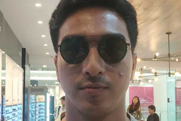 Kacamata dipakai oleh selebriti Ibrahim Risyad