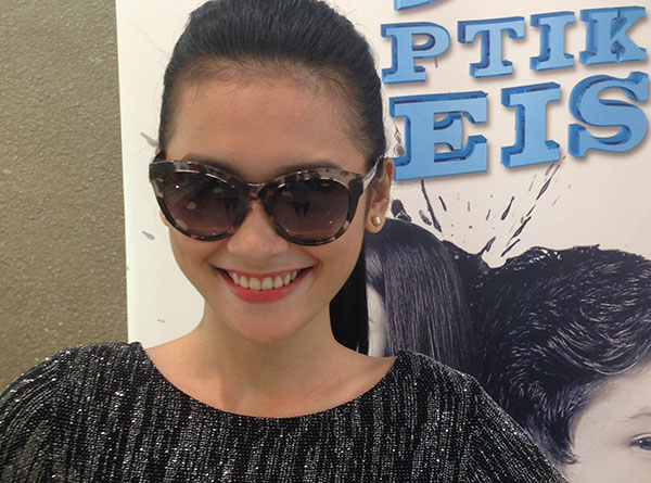 Kacamata dipakai oleh selebriti Indah Permatasari