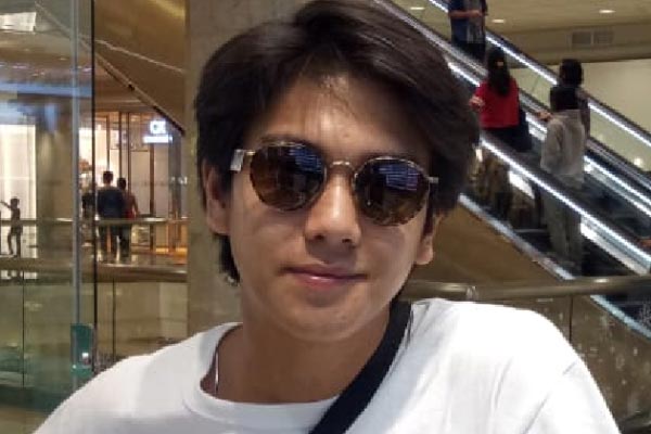 Kacamata dipakai oleh selebriti Iqbaal Ramadhan
