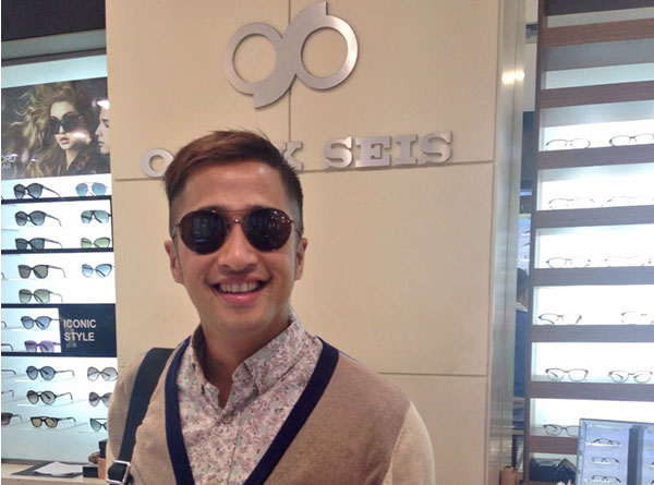 Kacamata dipakai oleh selebriti Irfan Hakim