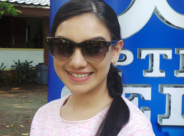 Kacamata dipakai oleh selebriti Irish Bella