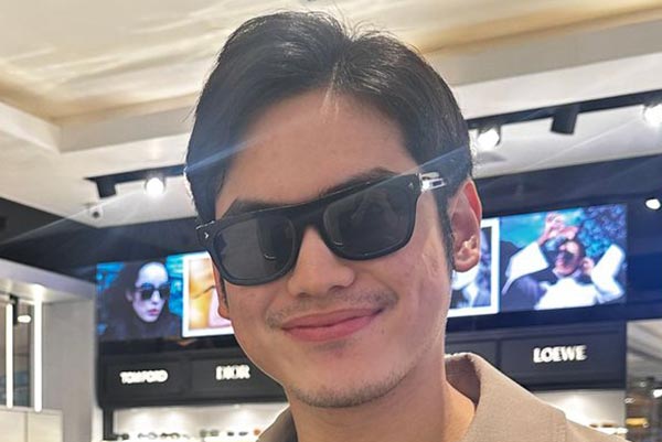 Kacamata dipakai oleh selebriti Irzan Faiq