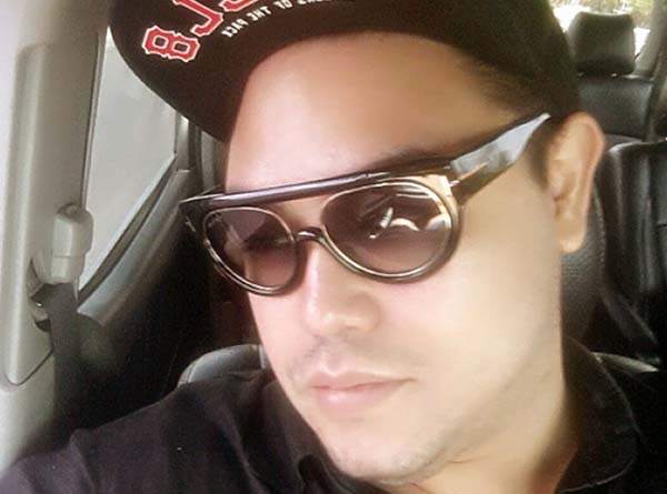 Kacamata dipakai oleh selebriti Ivan Gunawan