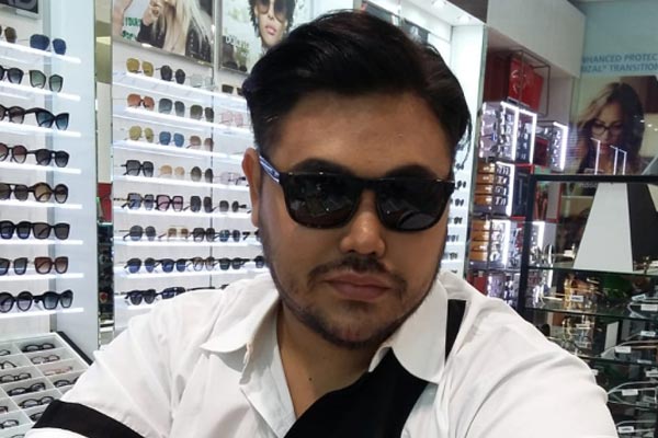 Kacamata dipakai oleh selebriti Ivan Gunawan