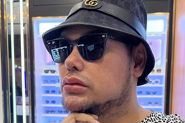 Kacamata dipakai oleh selebriti Ivan Gunawan