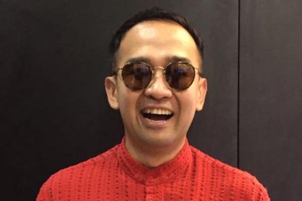 Kacamata dipakai oleh selebriti Iwet Ramadhan