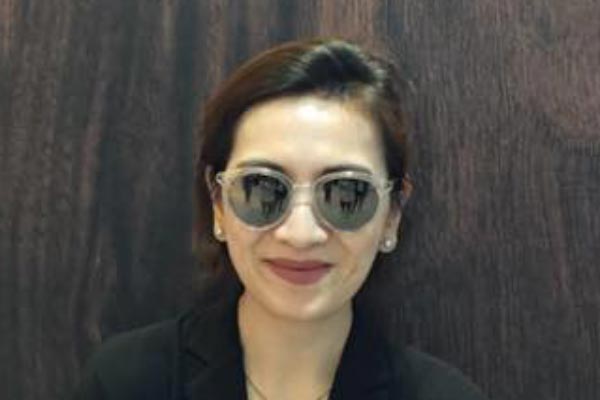 Kacamata dipakai oleh selebriti Jennifer Arnelita