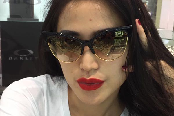 Kacamata dipakai oleh selebriti Jessica Iskandar