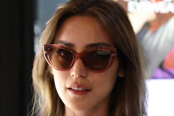 Kacamata dipakai oleh selebriti Jessica Iskandar