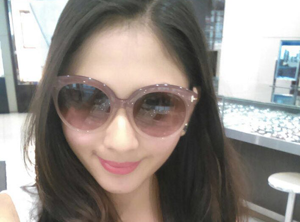 Kacamata dipakai oleh selebriti Jessica Mila