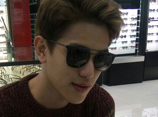 Kacamata dipakai oleh selebriti Julian Jacob