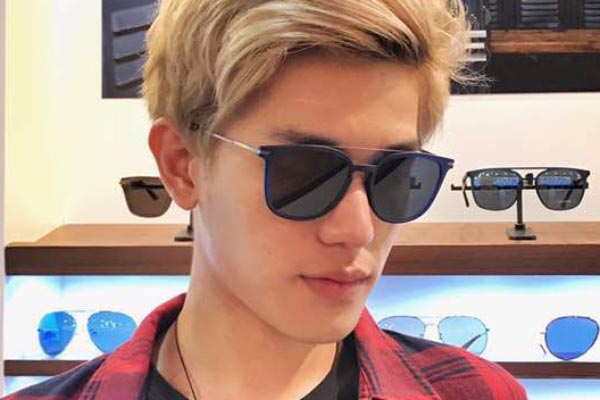 Kacamata dipakai oleh selebriti Julian Jacob