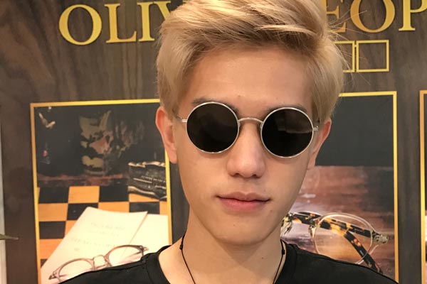 Kacamata dipakai oleh selebriti Julian Jacob