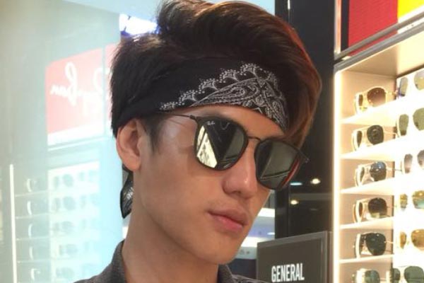 Kacamata dipakai oleh selebriti Julian Jacob