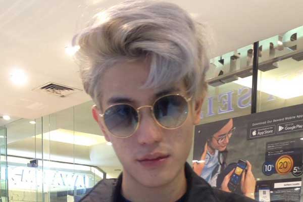 Kacamata dipakai oleh selebriti Julian Jacob