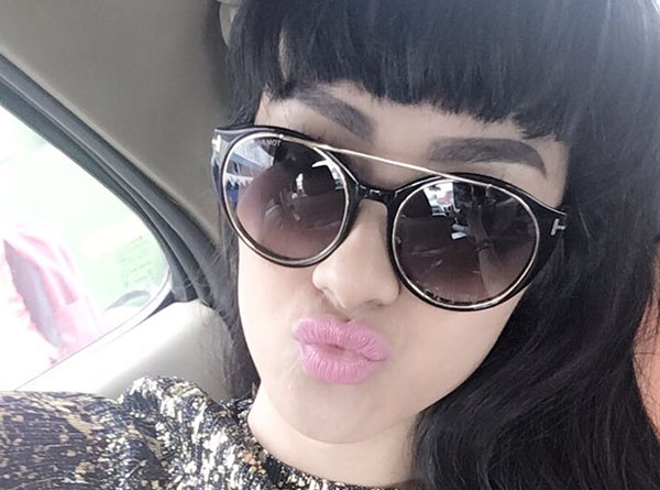 Kacamata dipakai oleh selebriti Julia Perez