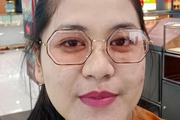 Kacamata dipakai oleh selebriti Kahiyang Ayu