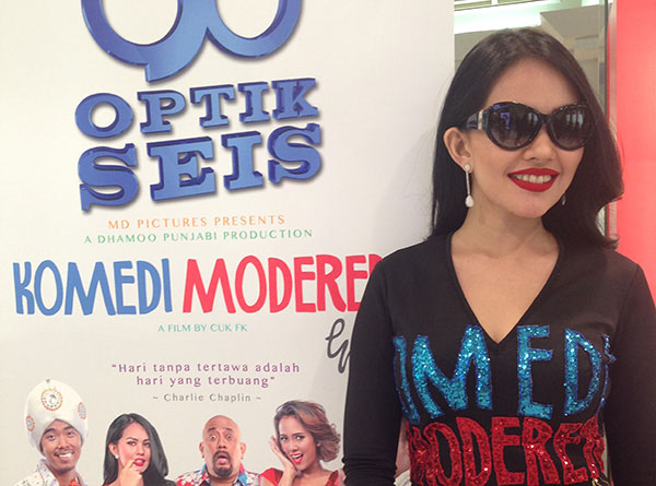 Kacamata dipakai oleh selebriti Kartika Putri