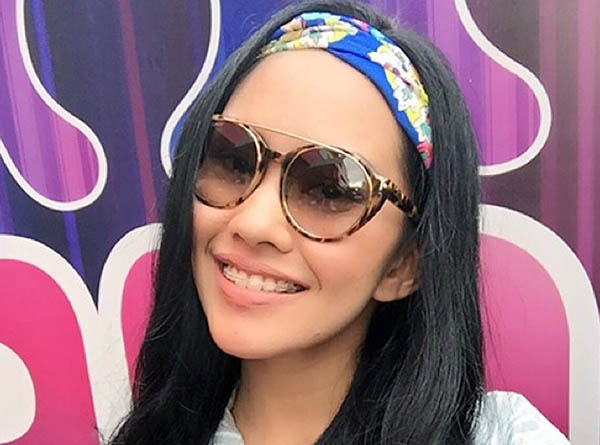 Kacamata dipakai oleh selebriti Kartika Putri