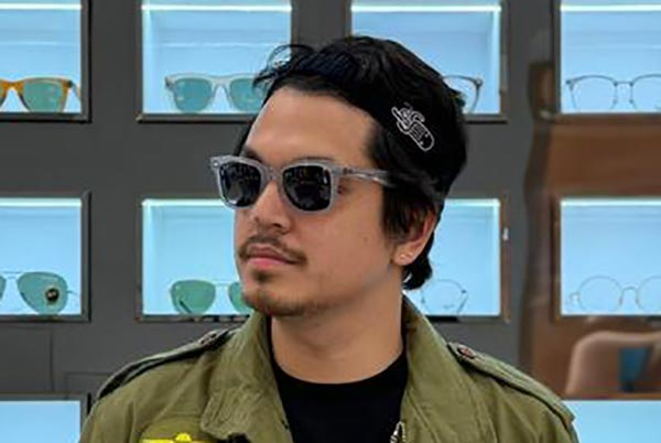 Kacamata dipakai oleh selebriti Kevin Julio