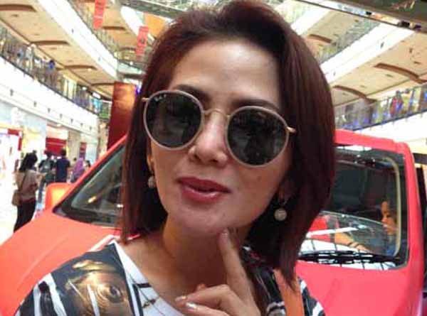 Kacamata dipakai oleh selebriti Kristina
