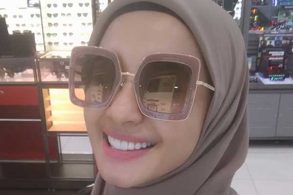 Kacamata dipakai oleh selebriti Laudya Cynthia Bella
