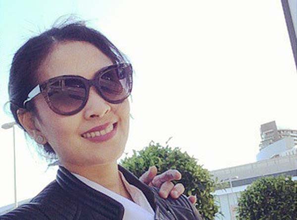 Kacamata dipakai oleh selebriti Lia Lukman