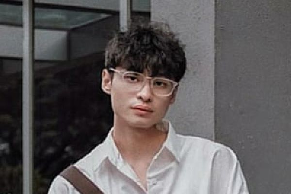 Kacamata dipakai oleh selebriti Lucky Oetama
