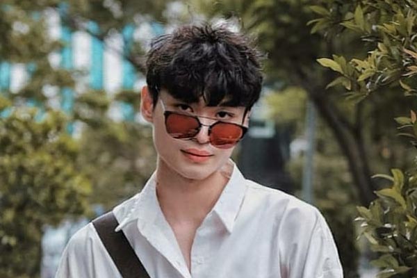 Kacamata dipakai oleh selebriti Lucky Oetama