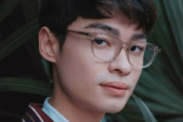Kacamata dipakai oleh selebriti Lucky Oetama